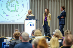 Sarah Lamb, Sarah Schulze und Bastian Pelka (v.l.n.r.) beim Fachvortrag.