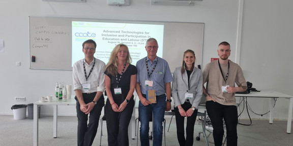 Gruppenbild (v.l.n.r.:) mit Bastian Pelka, Susanne Dirks, Christian Bühler, Ann Christin Schulz und Lukas Baumann auf der AATE-Konferenz in Paris