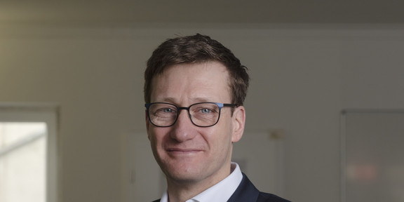 Portraitfoto von Vertr.-Prof. Bastian Pelka