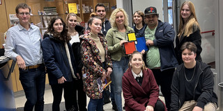 Projektleiter Dr. Bastian Pelka mit Studierenden in der Werstatt über den Teichen in Dortmund Eving im Rahmen der Get Online Week. 